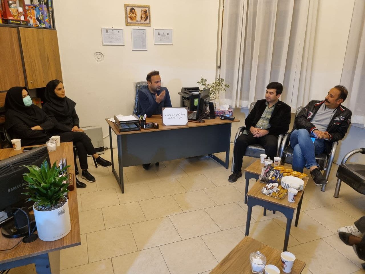 جلسه انجمن اولیای مدرسه تلاشگران